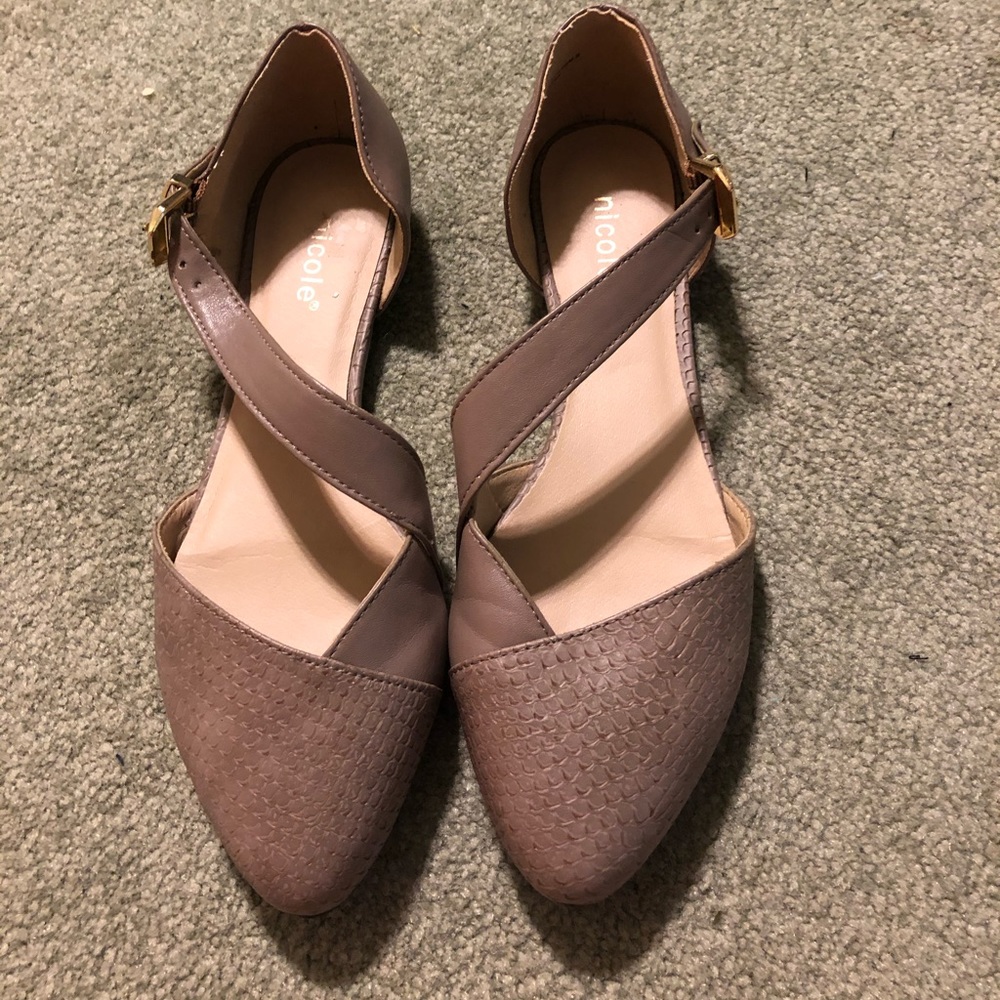 Tan flat shoes size 6 1/2 medium